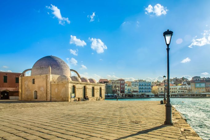 Historisches Gebäude in Chania auf Kreta, beleuchtet von einer Straßenlaterne am Meer.